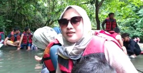 Pengunjung Asal Bandung Nikmati Liburan di Objek Wisata Citumang Pangandaran