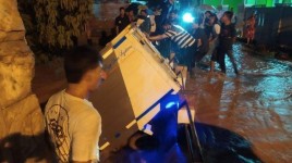 Belum Ditemukan, Kernet Mobil Boks Terseret Saat Arus Banjir Sungai Cipugur Cirebon