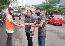 Hari Pertama Puasa, DPC Grib Kota Banjar Bagi-Bagi Takjil Kepada Pengguna Jalan