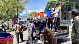 Bhabinkamtibmas Polsek Cijeungjing Dampingi Kades Bojongmengger Distribusikan Peralatan Prokes