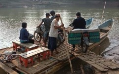 Penghasilan Pemilik Perahu Rakit di Maruyungsari Jelang Lebaran Meningkat