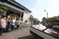 Pemuda dan DKM Masjid Husnul Khotimah  Membagikan 6000 Paket Sembako