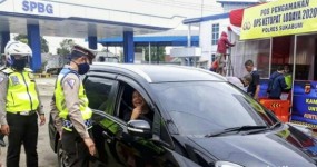 Cegat Pemudik Masuk Sukabumi, Ratusan Kendaraan Diperiksa Polisi