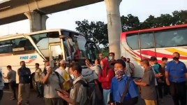 Viral Video Para Pekerja Berdemo Lantaran Pintu Tol Cikarang Ditutup, Teriak Minta Dibuka
