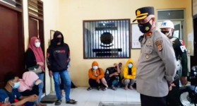 Petugas Gabungan Gelandang Belasan Remaja yang Sedang Ngamar di Karapyak