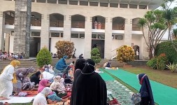 Susi Pudjiastuti dan Keluarga Sholat Ied di Masjid Besar Al-Istiqomah Pangandaran
