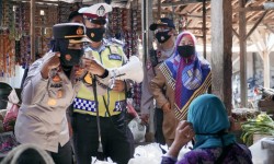 Kapolres Banjar Bagikan Masker Gratis Kepada Pedagang dan Masyarakat 