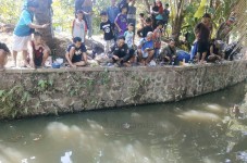 Unik, Warga Banjar Lomba Mancing Ikan Lele di Selokan