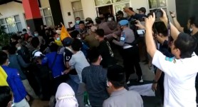 Aksi Mahasiswa dan Pelajar di Gedung DPRD Pangandaran Sempat Diwarnai Kericuhan