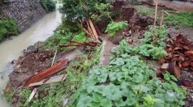 TPT Sepanjang 17 Meter di Ciganjeng Pangandaran Ambrol di Terjang Hujan Deras