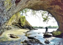 Pantai Karang Bolong Kebumen, Keindahan yang Terbalut Mitos dan Cerita Mistis