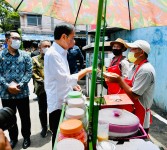Jokowi Kunjungi Pasar Sederhana Bandung
