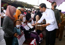 Jokowi Berikan Bantuan Bagi Para Pedangang di Pasar Sukamandi Kabupaten Subang