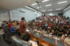 Ridwan Kamil Paparkan Pembangunan Berkelanjutan Jabar di Universitas Hasanuddin   