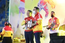 Gubernur Jawa Barat Menerima Penghargaan Insan Olahraga Berprestasi untuk Kategori Pembina   