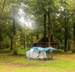 Menikmati Sensasi Kolam Air Panas dan Camping di Hejo Forest
