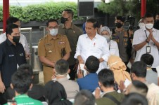 Ridwan Kamil Dampingi Presiden Jokowi Bagikan Bansos di Kantor Pos Bandung
