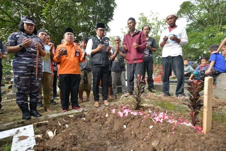 Gubernur Ridwan Kamil Iringi Pemakaman Anak Korban Gempa Cianjur