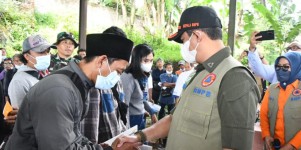 Kepala BNPB Serahkan Dana Stimulan Kepada 647 Warga Nagrak Terdampak Gempabumi Cianjur