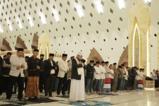 Subuh Berjamaah Perdana di Masjid Raya Al Jabbar, Pesan Ridwan Kamil: Makmurkan Masjid