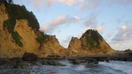 Spot Surfing di Pangandaran: Keindahan Ombak dan Pantai yang Tak Tergantikan