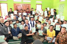 Bey Machmudin Dampingi Menteri ATR Berikan Sertifikat Huntap Warga Terdampak Longsor di Bogor 