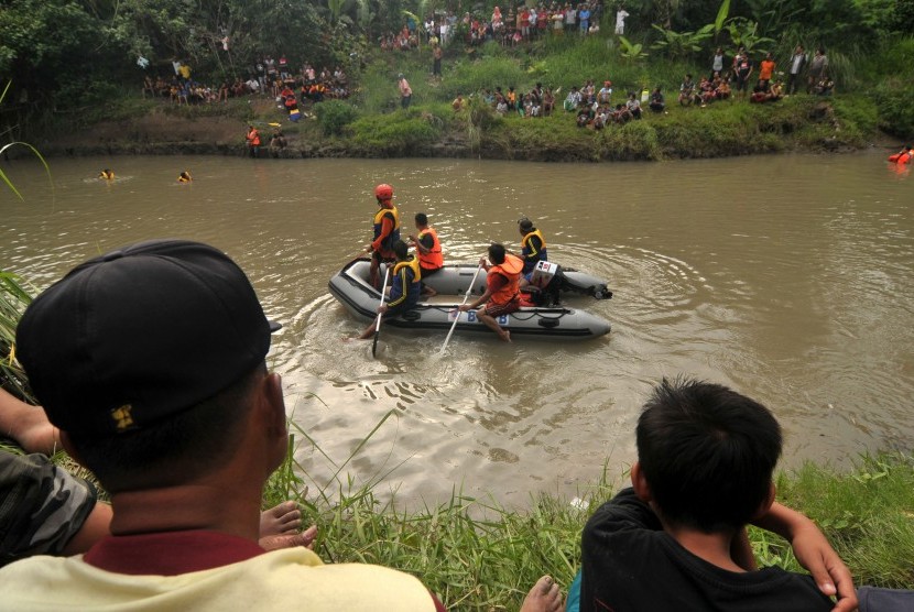 Akibat Hujan Deras, Pecarian Dani Warga Cimalang yang Tenggelam di Sungai Citarum Dihentikan Sejenak menunggu Hujan Reda