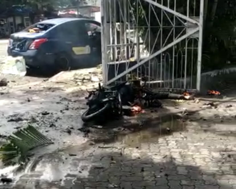 Sebuah Ledakan Diduga Bom Bunuh Diri Terjadi di Depan Katedral Makassar Sulsel