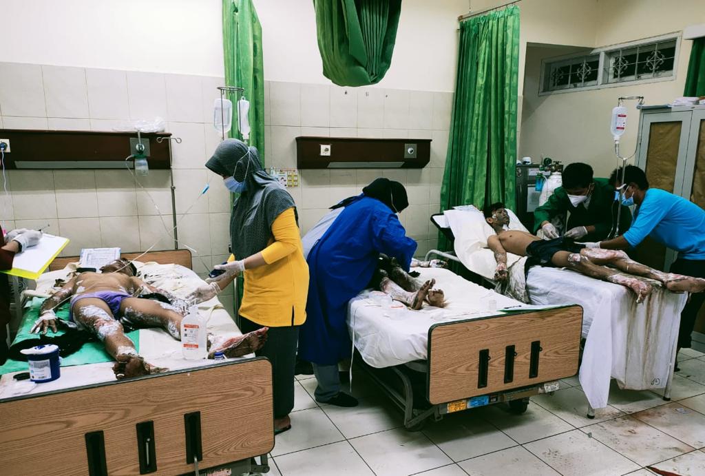 Korban 21  Luka-luka Kebakaran Kilang Balongan Dilarikan ke 2 Rumah Sakit