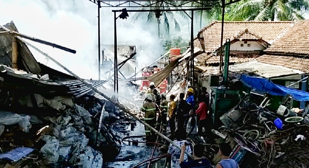 Diduga Konsleting dari Panel Listrik Gudang Rongsok di Pangandaran Terbakar