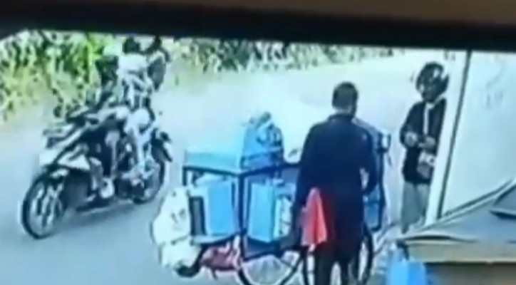 Video Viral! Tukang Kerupuk Kena Hipnotis di Pinggir Jalan