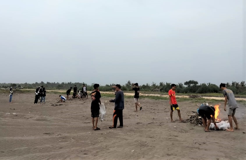 Karang Taruna Desa Cibenda Bersihkan Sampah di Bibir Pantai