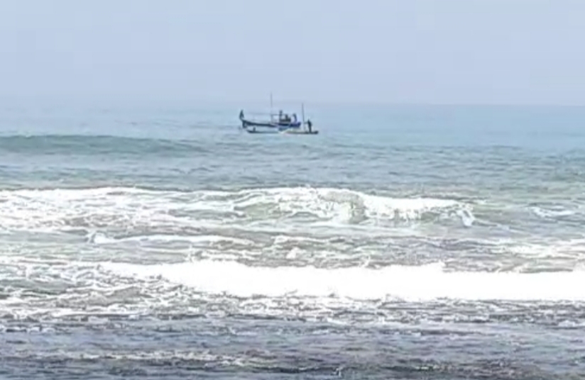 Tim SAR Masih Terus Lakukan Pencarian Bocah yang Terseret Ombak di Pantai Karapyak