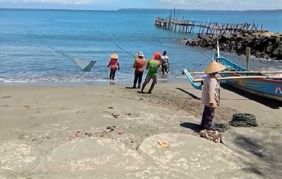 Nelayan Jaring Arad Tetap Tangkap Ikan Meski Hasilnya Minim