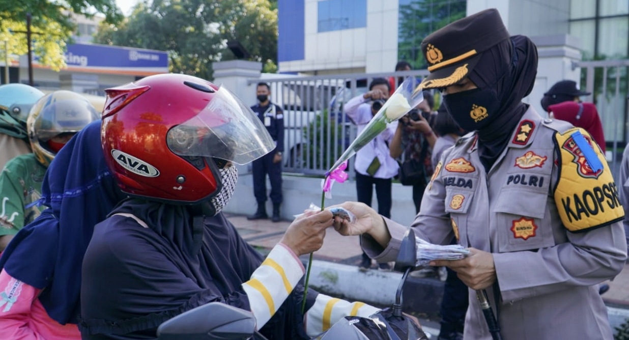 Peringati Hari Kartini, Kapolres Banjar dan Srikandi Kota Banjar Gelar Aksi Simpatik Bagi-bagi Bunga dan Masker