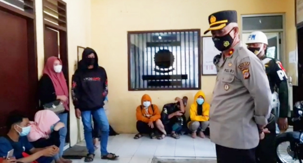 Petugas Gabungan Gelandang Belasan Remaja yang Sedang Ngamar di Karapyak
