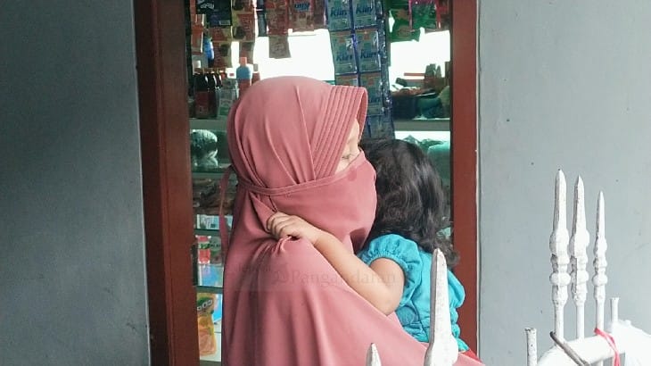 Curahan Hati Istri Terduga Teroris yang Ditangkap Densus 88 di Pangandaran