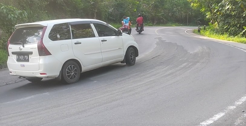 Tumpahan Material Pasir di Jalan Raya Emplak Ancam Pengendara Motor