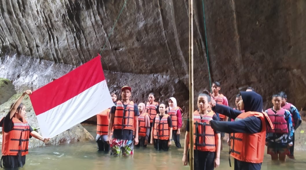 Warga di Pangandaran Gelar HUT RI ke 76 di Sungai Batu Lumpang