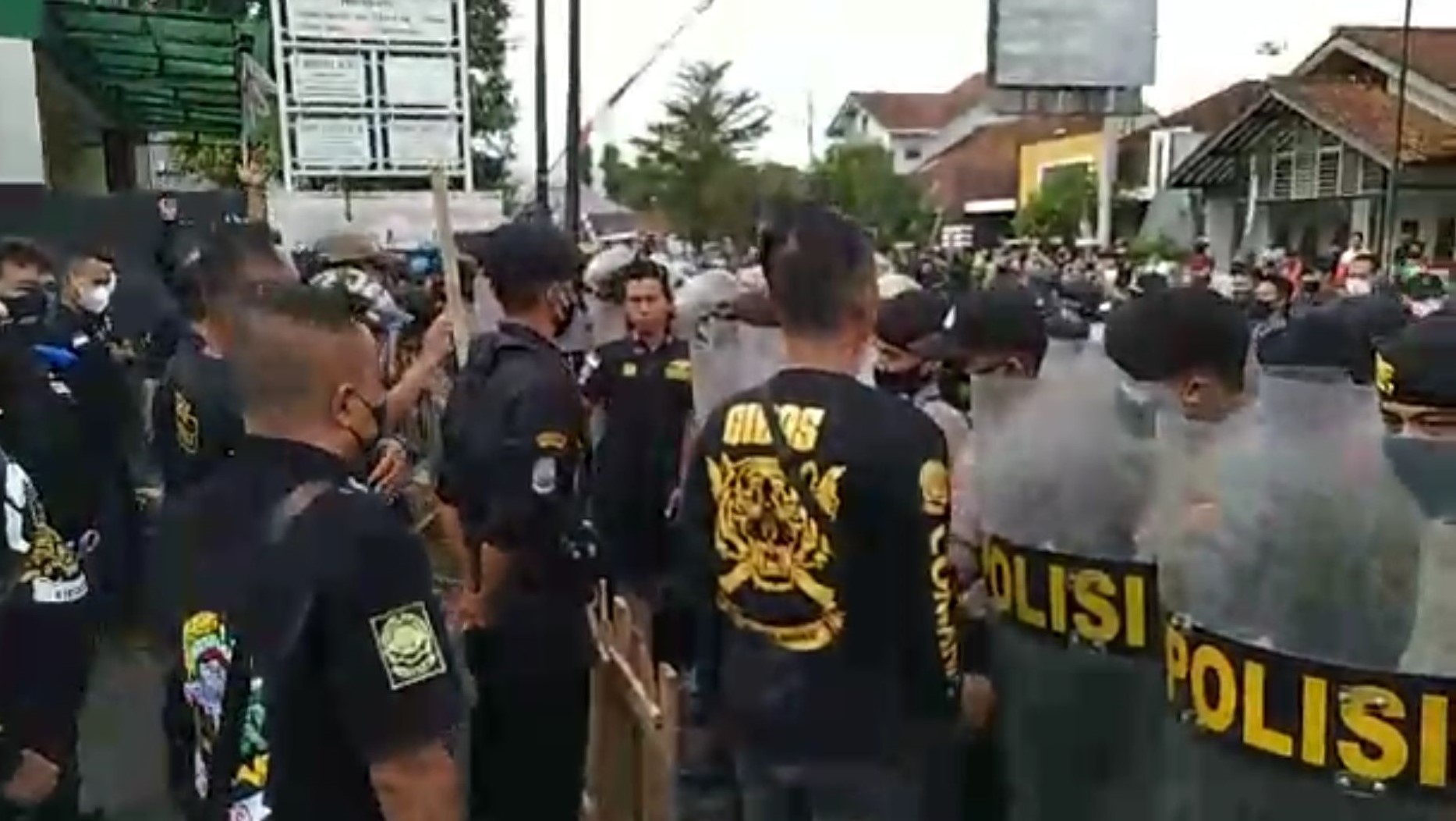 Eksekusi Lahan di Banjar Diwarnai Aksi Dorong Antara Polisi dan Ormas