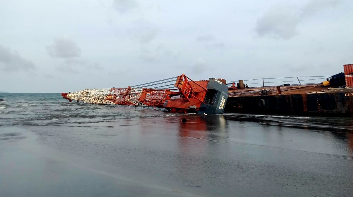 Begini Kondisi Terakhir Kapal Tongkang yang Kandas di Pantai Bojongsalawe Pangandaran