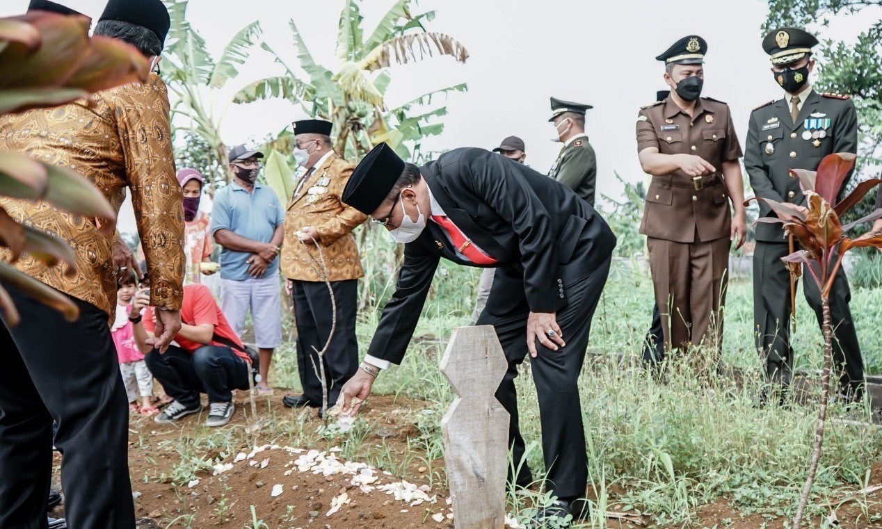 Bupati Ciamis Ikuti Upacara Ziarah Taman Makam Pahlawan dalam Rangka HUT TNI ke-76