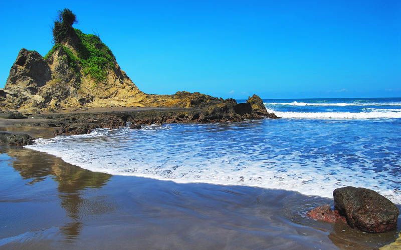 Pantai Karang Nini, Keindahan Laut dengan Legenda Cinta yang Mengharukan
