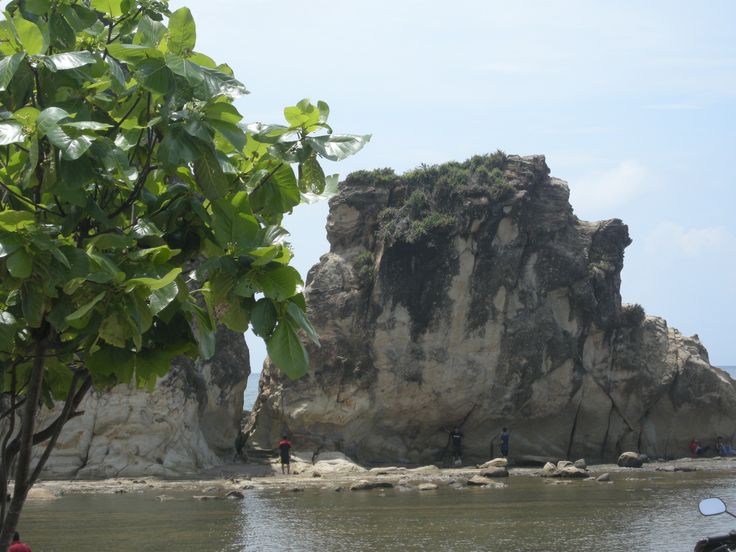 Pantai Tanjung Layar di Desa Wisata Sawarna