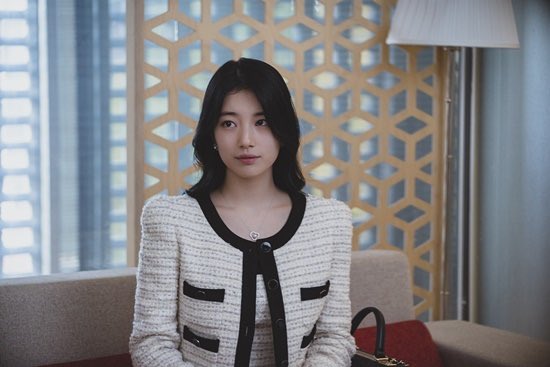 Bae Suzy Perankan Karakter yang Berbeda dalam “Anna”