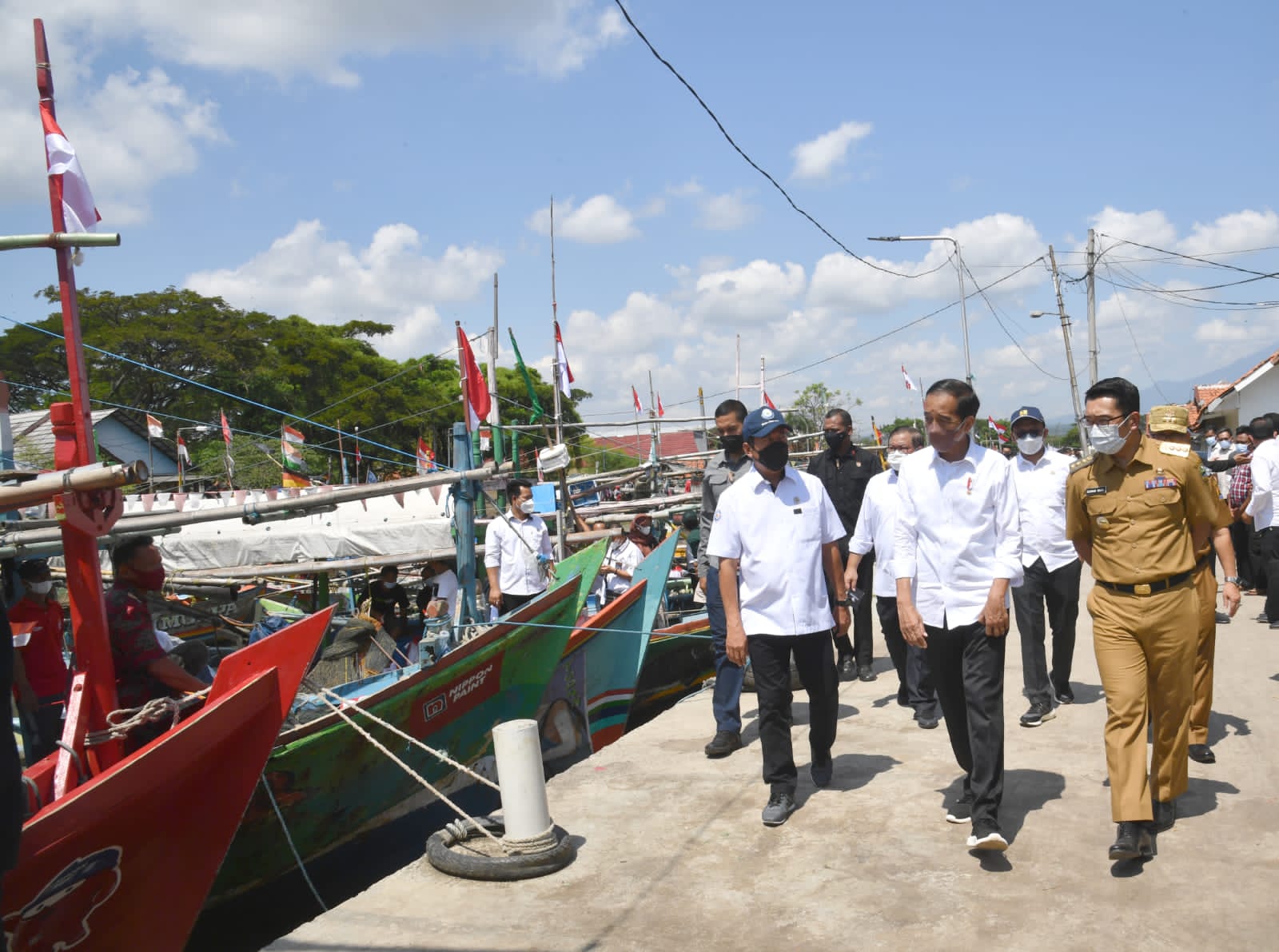 Dorong Pedagang Kembali Berusaha Pasca Pandemi, Jokowi Bagikan BLT dan Bantuan Modal Usaha