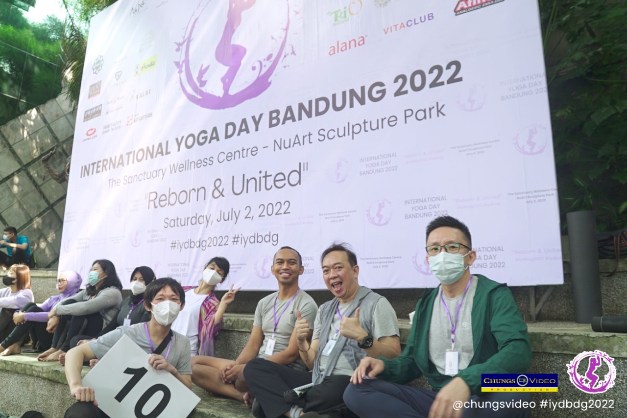 Komunitas Pecinta Yoga Peduli Sesama dalam IYD Bandung 2022