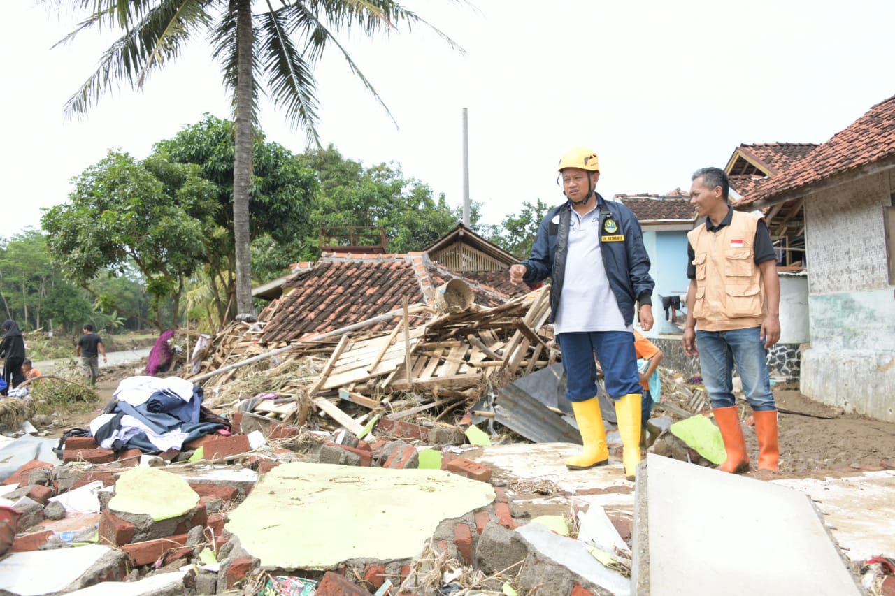 Tinjau Banjir Pameungpeuk, Wagub Jabar Salurkan Bantuan      
