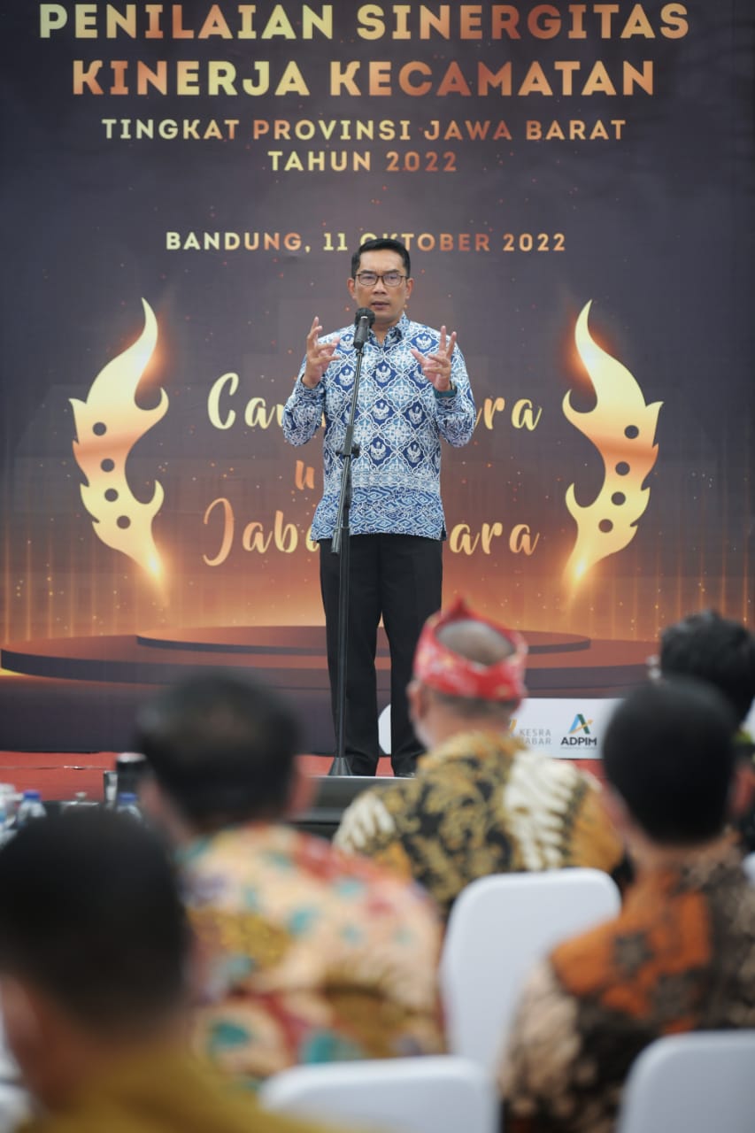 Ridwan Kamil Beri Penghargaan Camat Terbaik di Jawa Barat Belajar di Singapura