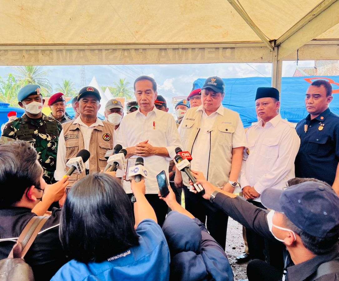 Uu Ruzhanul Dampingi Presiden Joko Widodo Tinjau Tempat Relokasi Pengungsi Gempa Cianjur 